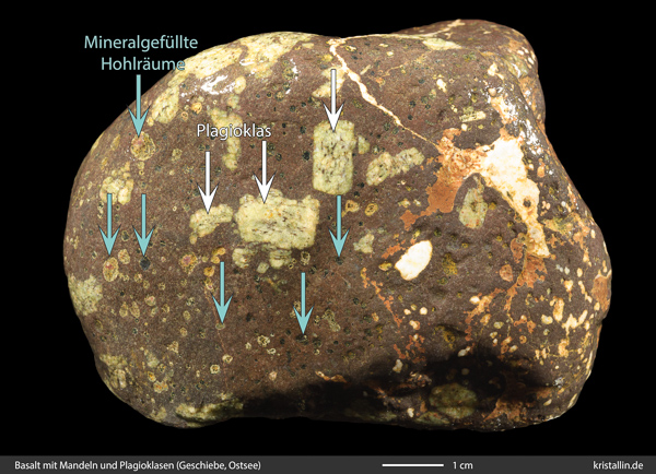 Feldspäte und gefüllte Blasen in einem Basalt