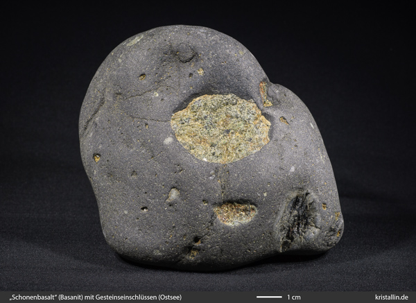 Basaltisches Gestein (Basanit) mit Einschlüssen von Peridotit