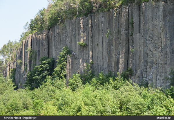 Der „Basalt“ am Scheibenberg im Erzgebirge ist ein Nephelinit mit viel Nephelin und kleinen Pyroxeneinsprenglingen