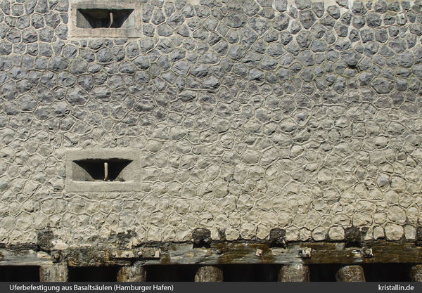 Eine Schleusenmauer aus Basalt
