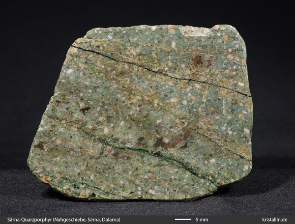 Grüner Särna-Quarzporphyr mit grünen Rissen und braunen Flecken