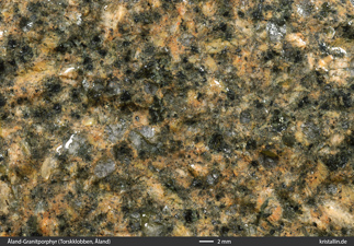 Grüner Åland-Granitporphyr mit gelblichen Feldspäten