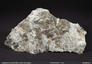 Nephelin im Larvikit