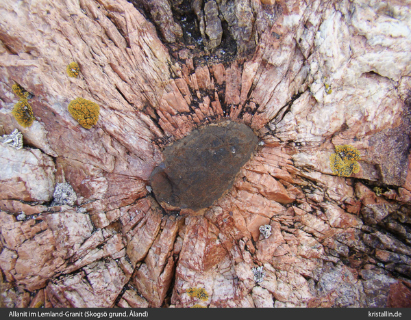 Sich ausdehnender Allanit f&uuml;rht zu Rissen in seiner Umgebung