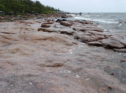 Rapakiwi am Ufer in Reposaari